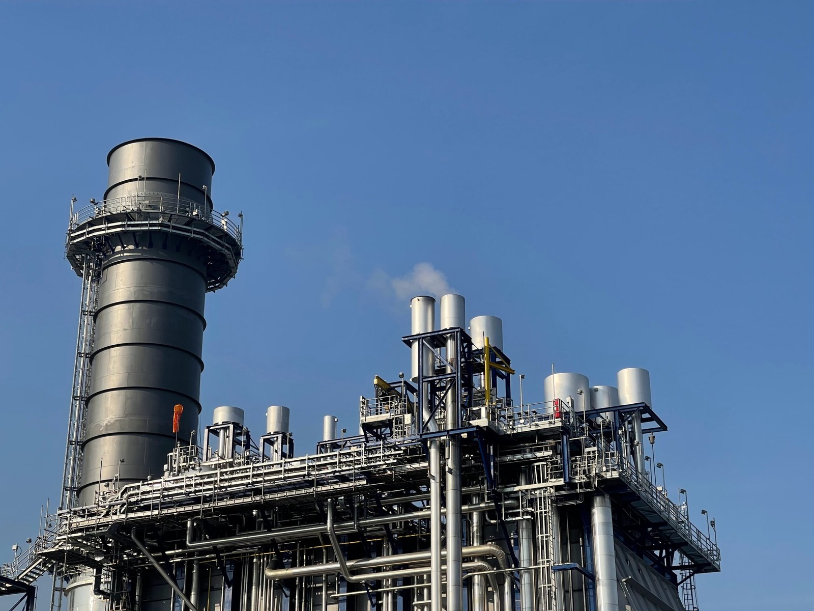 Industrial hot-gas ducting and exhaust installation